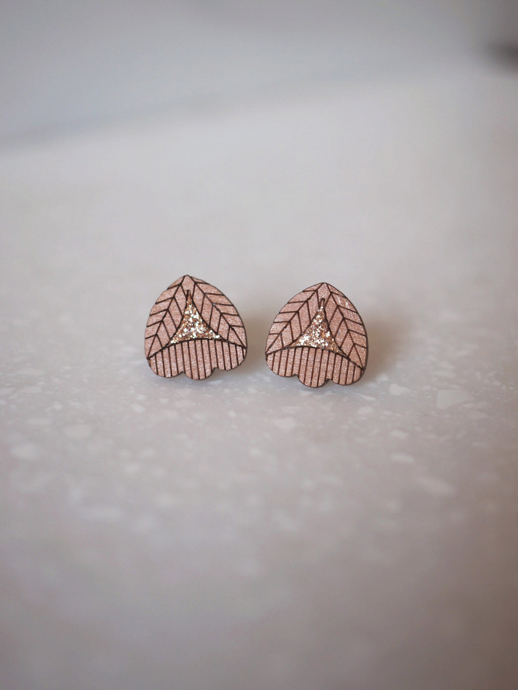 Petites puces Sarü en bois et intérieur pailleté - motif fleur