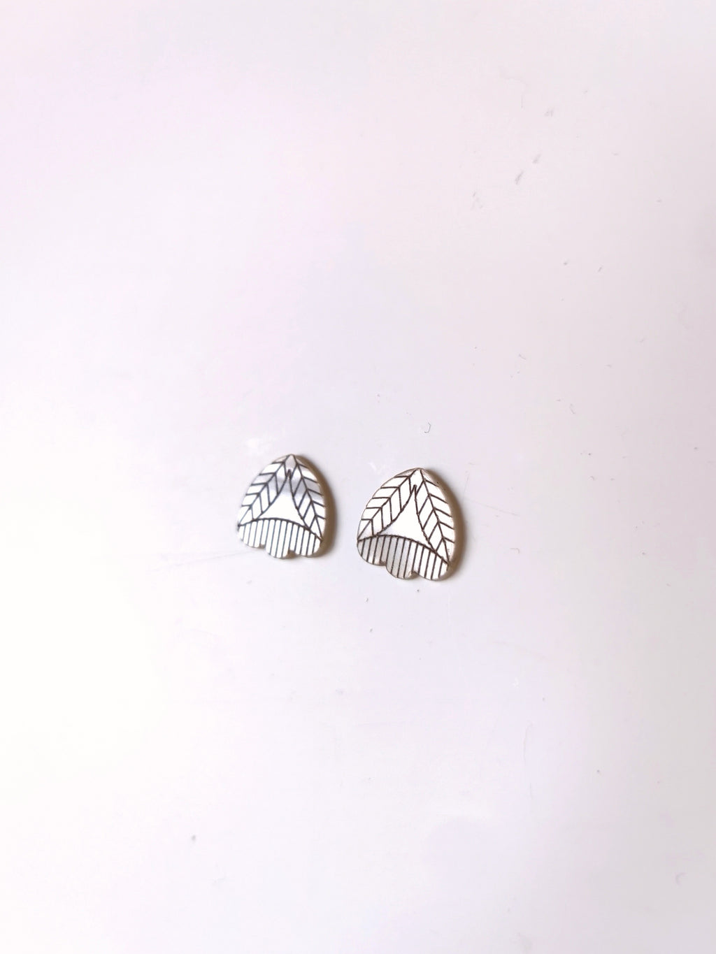 Petites puces Sarü en plexi blanc irisé - motif fleur