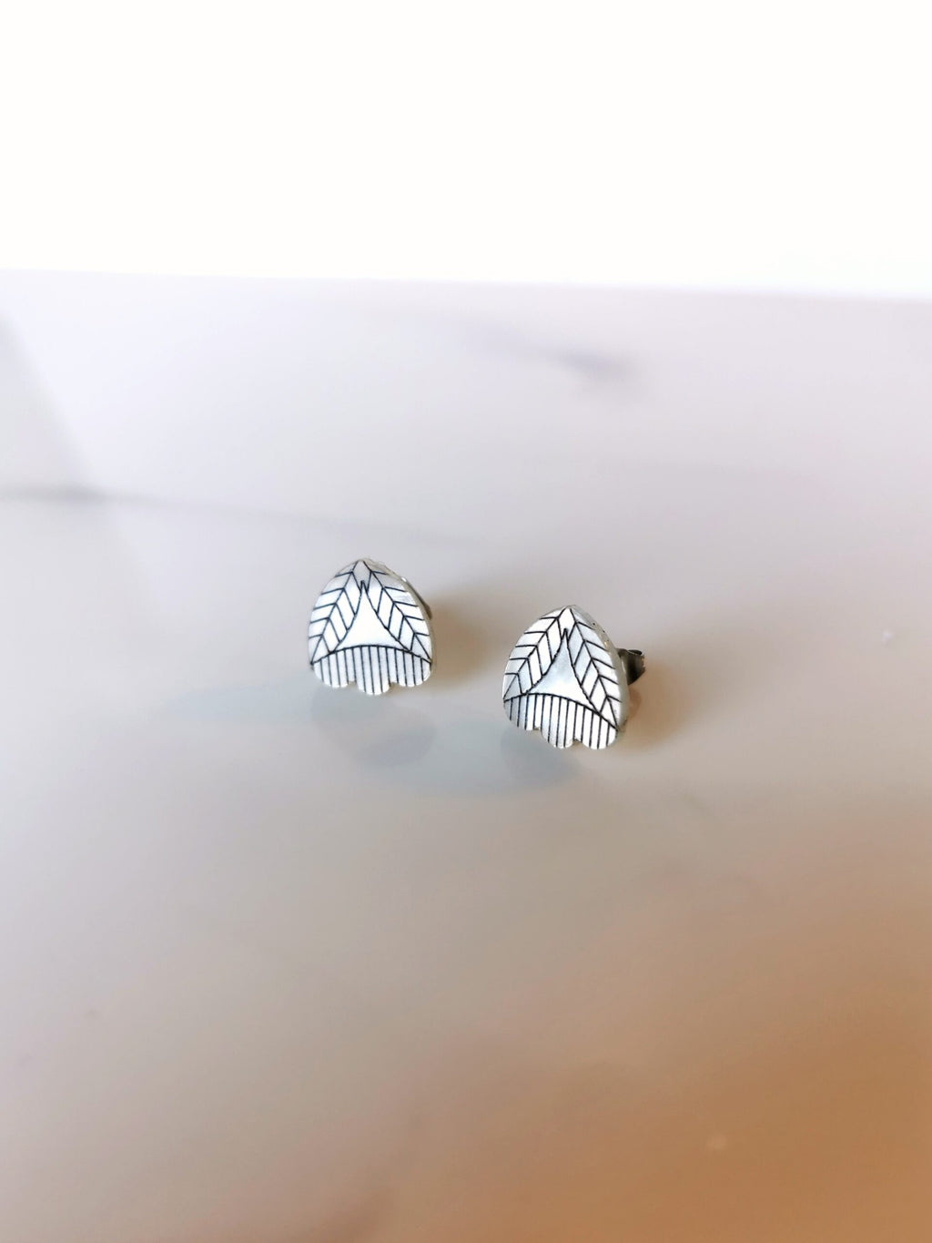 Petites puces Sarü en plexi blanc irisé - motif fleur