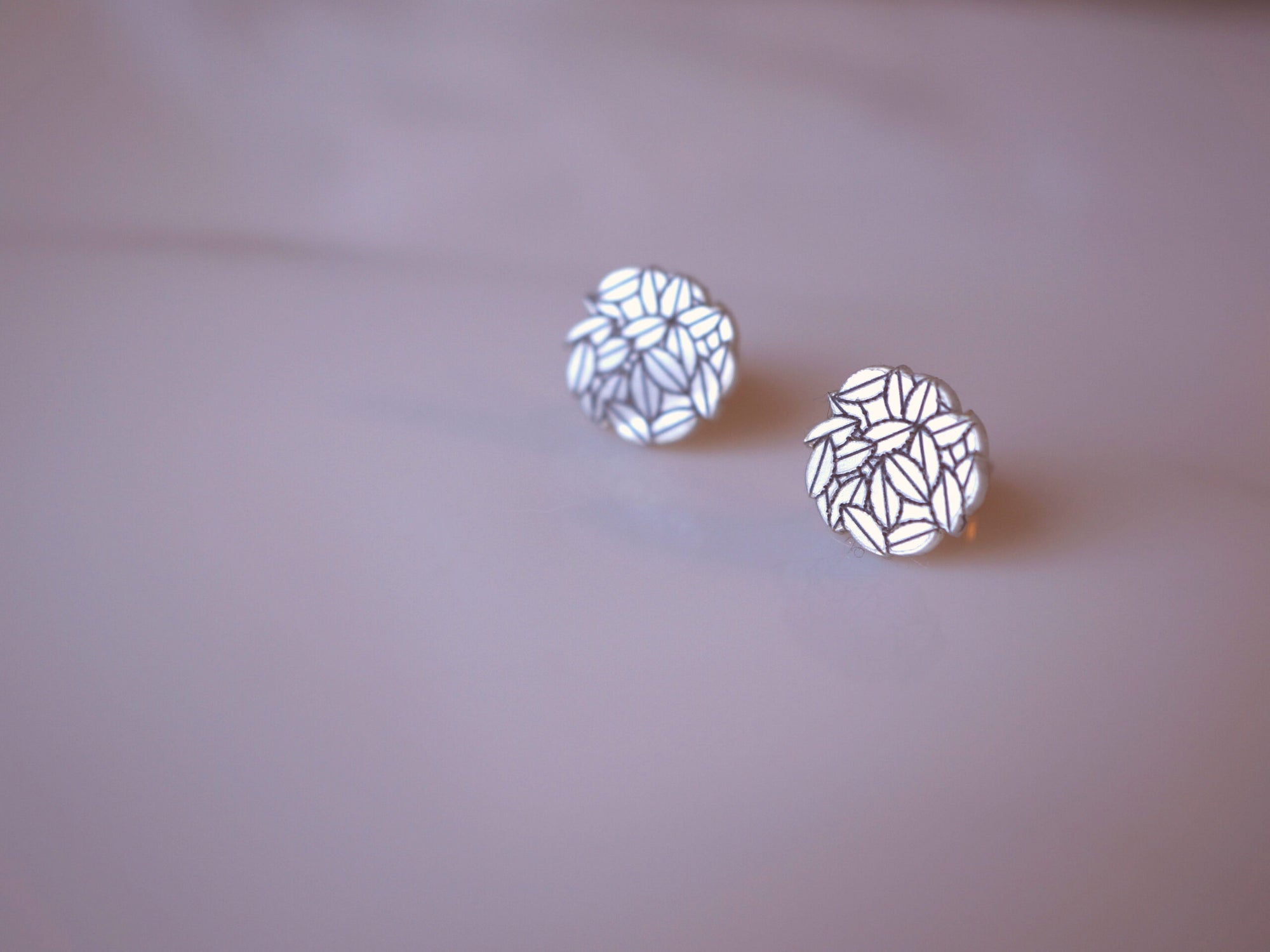 Puce d'oreille pour femme - cercle en plexiglas blanc irisé ~ Aloha ~