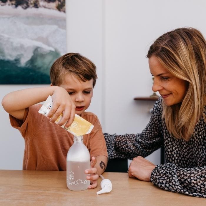 Famille qui recharge son gel douche Pimpant parfum vanille