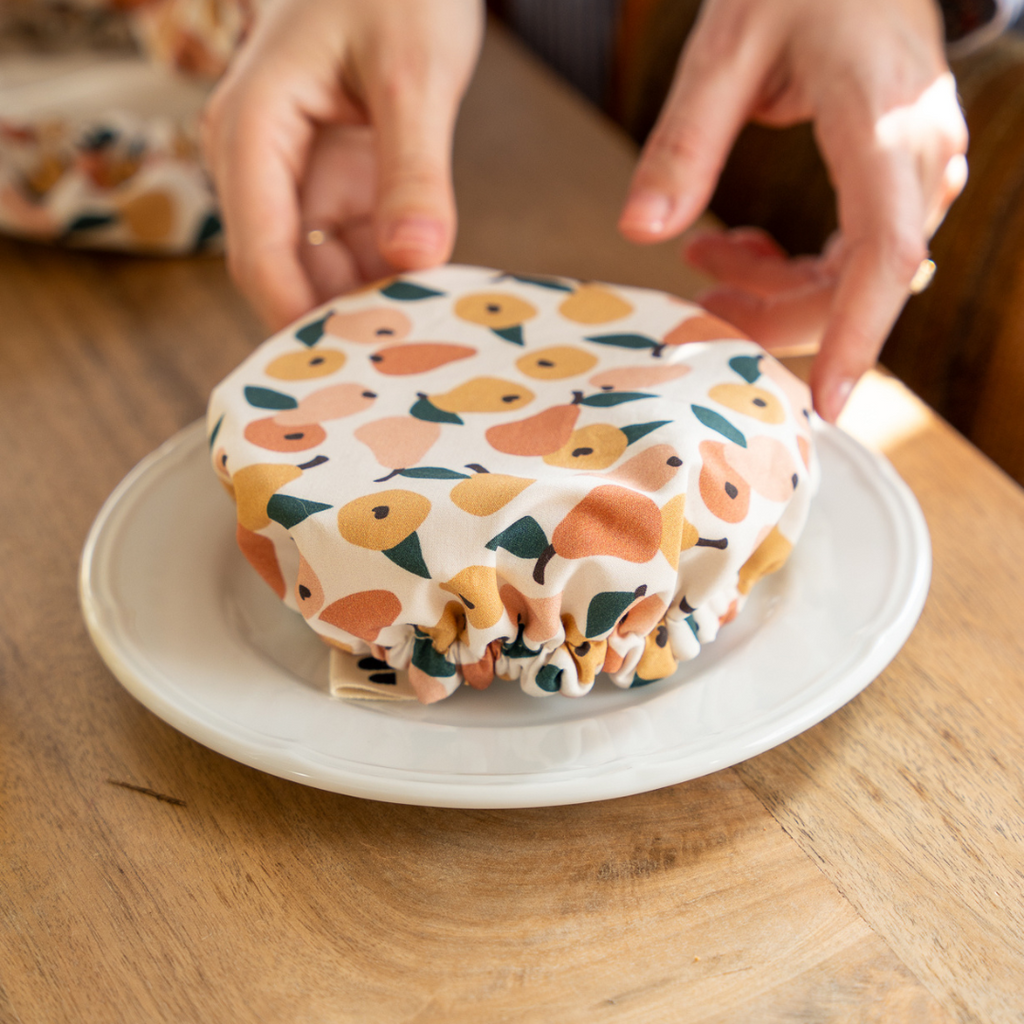 <img src="recouvre-plats-coton-bio.jpg" alt="Recouvre-plats lavables en coton biologique certifié GOTS, fabriqués en Haute-Savoie, alternative zéro déchet au film plastique">
<img src="recouvre-plats-lavables-reutilisables.jpg" alt="Kit de 3 recouvre-plats réutilisables pour plats et saladiers, une alternative durable au papier aluminium">
<img src="recouvre-plats-haute-savoie-fait-main.jpg" alt="Recouvre-plats écologiques fabriqués à la main en Haute-Savoie avec des tissus certifiés bio">
<img src="recouvr