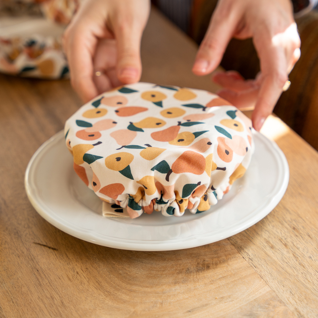 <img src="recouvre-plats-coton-bio.jpg" alt="Recouvre-plats lavables en coton biologique certifié GOTS, fabriqués en Haute-Savoie, alternative zéro déchet au film plastique">
<img src="recouvre-plats-lavables-reutilisables.jpg" alt="Kit de 3 recouvre-plats réutilisables pour plats et saladiers, une alternative durable au papier aluminium">
<img src="recouvre-plats-haute-savoie-fait-main.jpg" alt="Recouvre-plats écologiques fabriqués à la main en Haute-Savoie avec des tissus certifiés bio">
<img src="recouvr