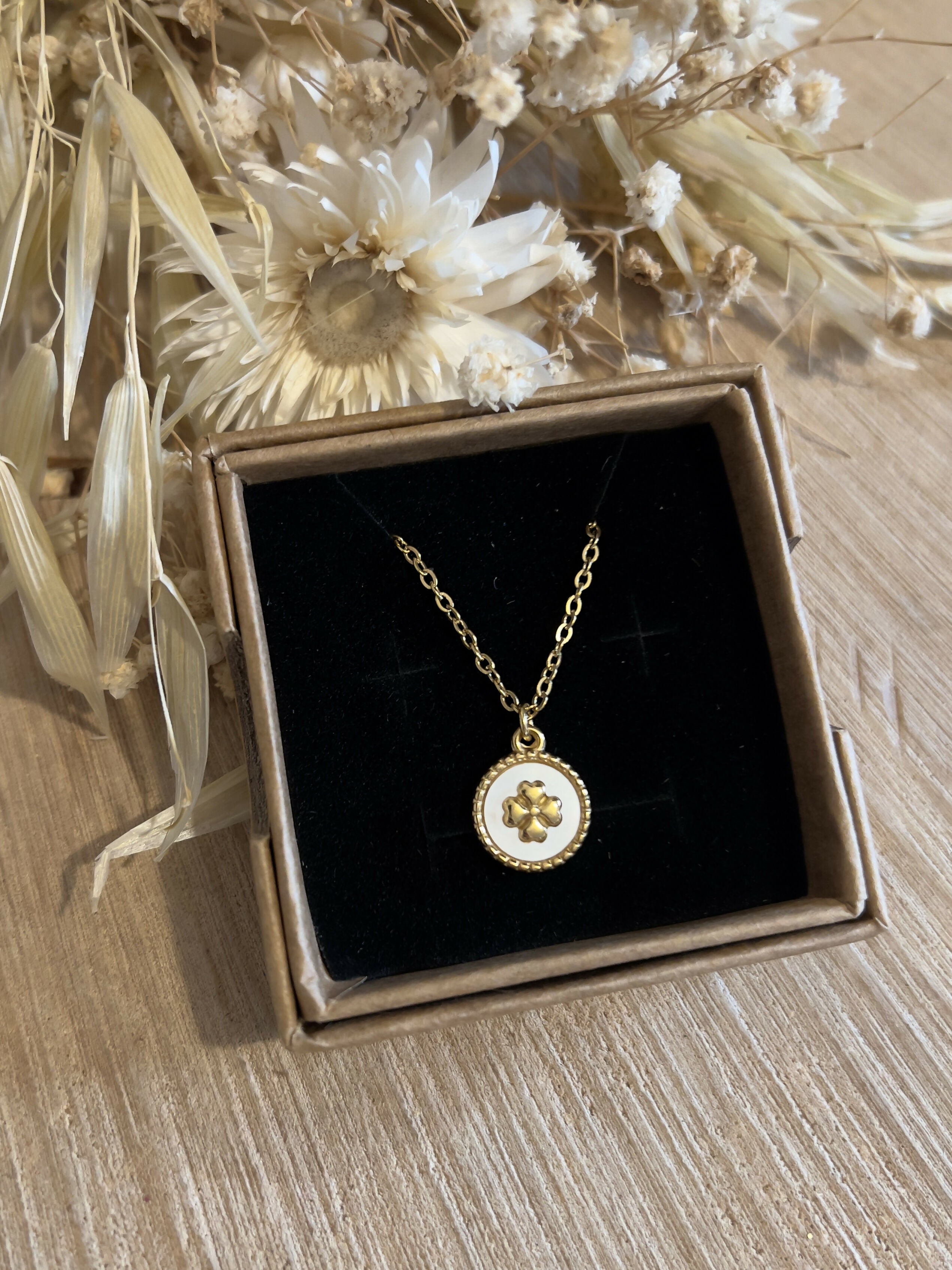 Mother-of-pearl necklace & its 4-leaf clover