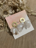 STRIATED CIRCLE BUTTON + WHITE PETALS