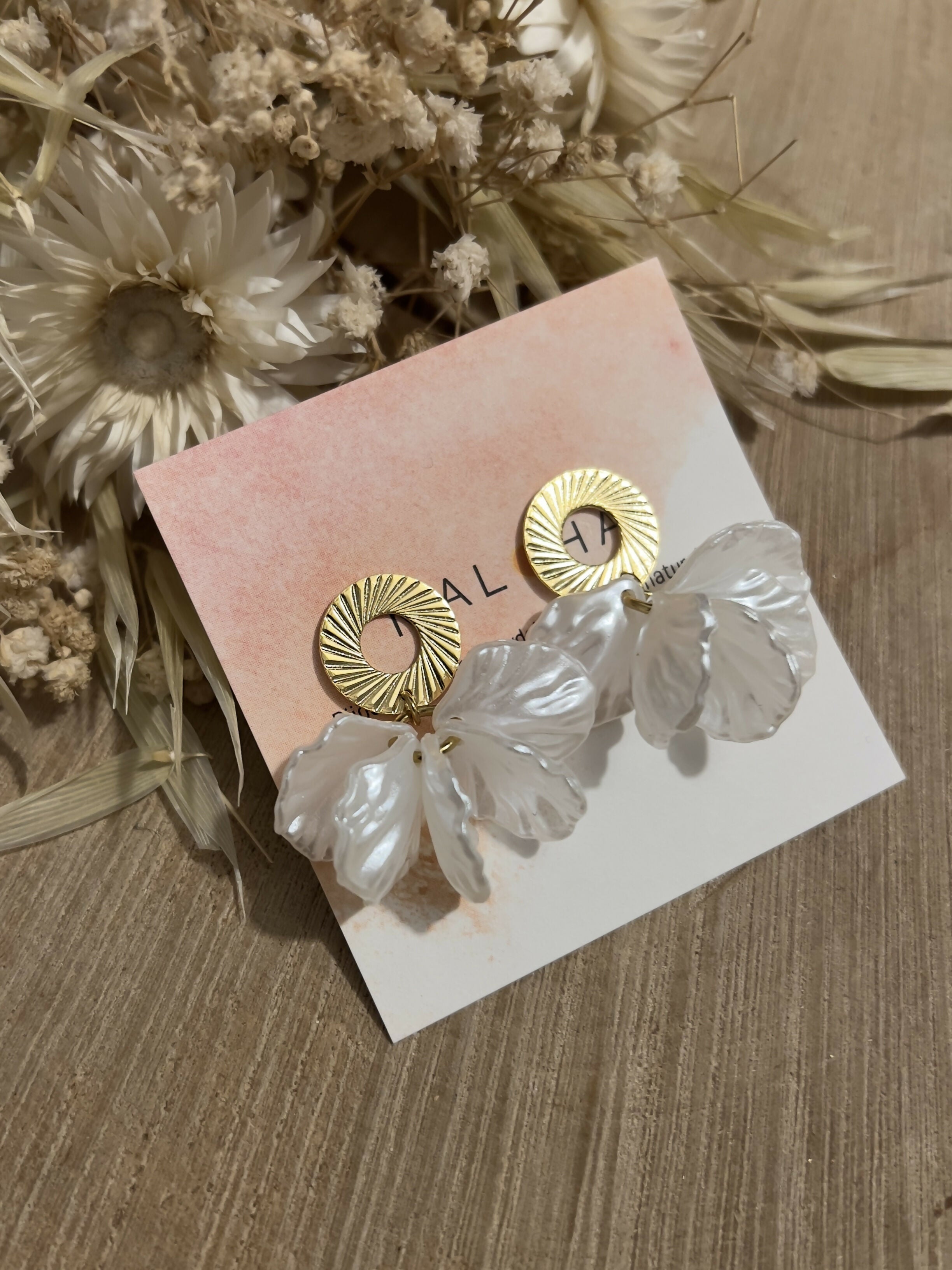 STRIATED CIRCLE BUTTON + WHITE PETALS