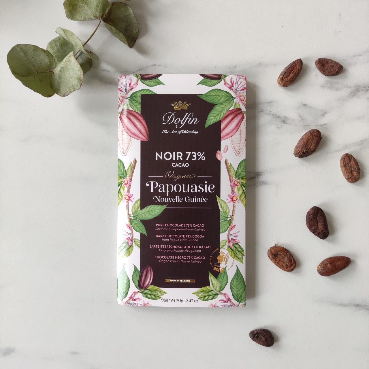 tablette de chocolat noir dolfin, originaire de Papouasie Nouvelle Guinée avec 73% de cacao. Une tablette de chocolat savoureuse, qui saura vous satisfaire durant un moment de détente, ou fera un merveilleux cadeaux pour vos amis et votre famille