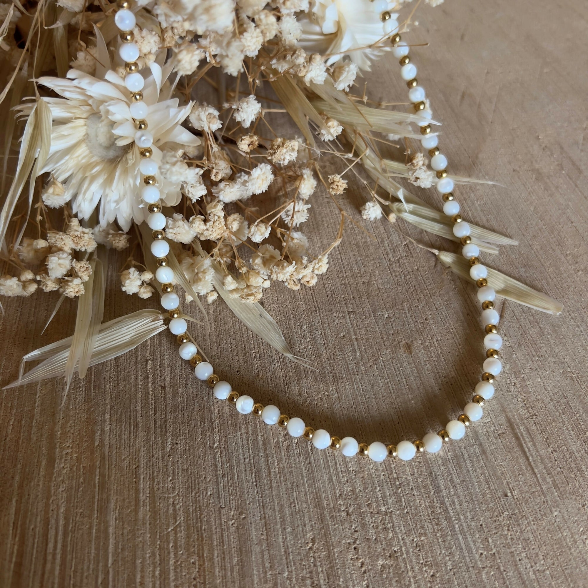 Collier petites perles rondes en nacre naturelle & dorées