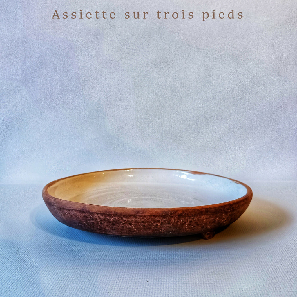 Assiette sur trois pieds