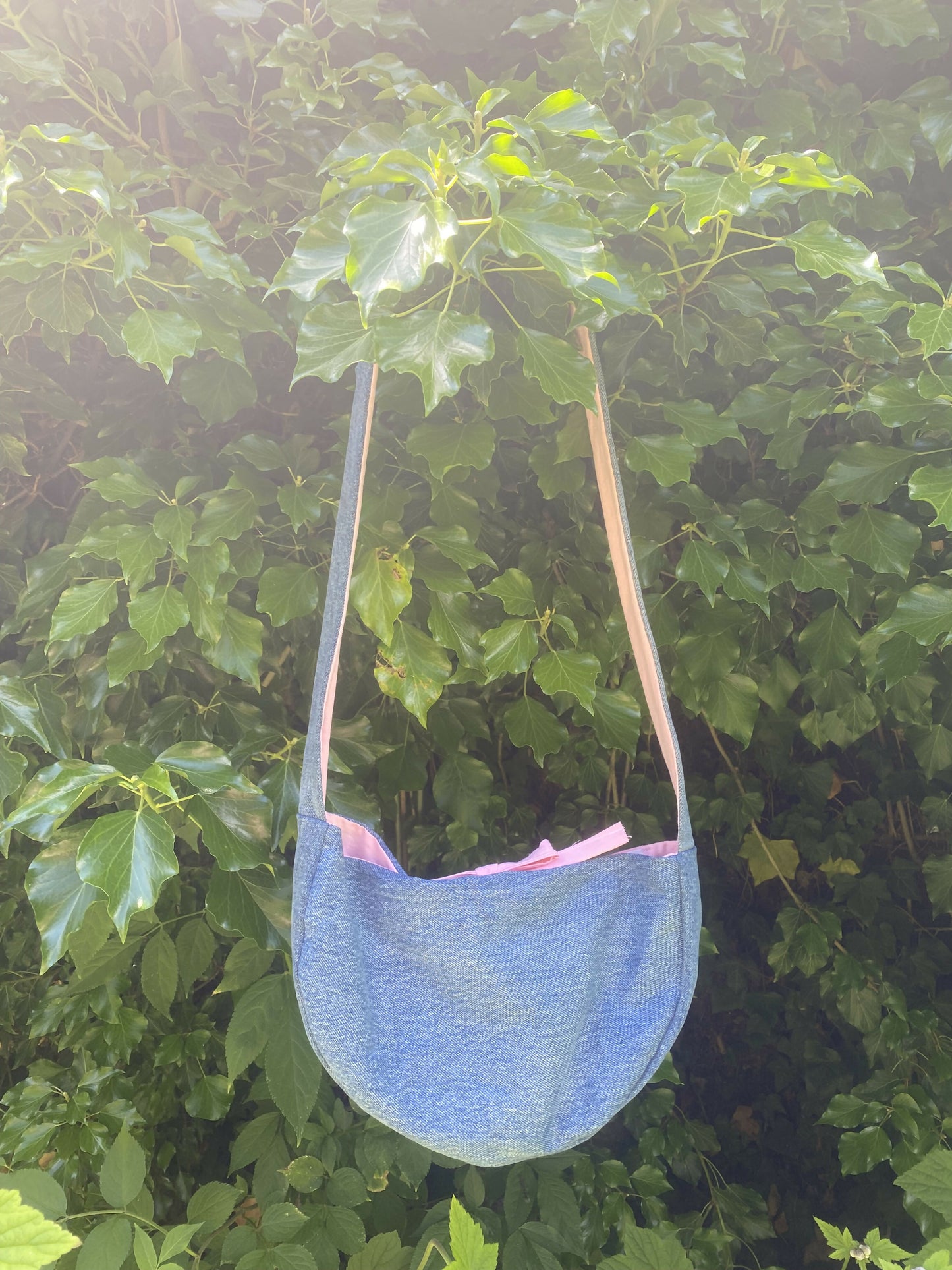 Sac Demi-lune - Denim et rose Upcyclé