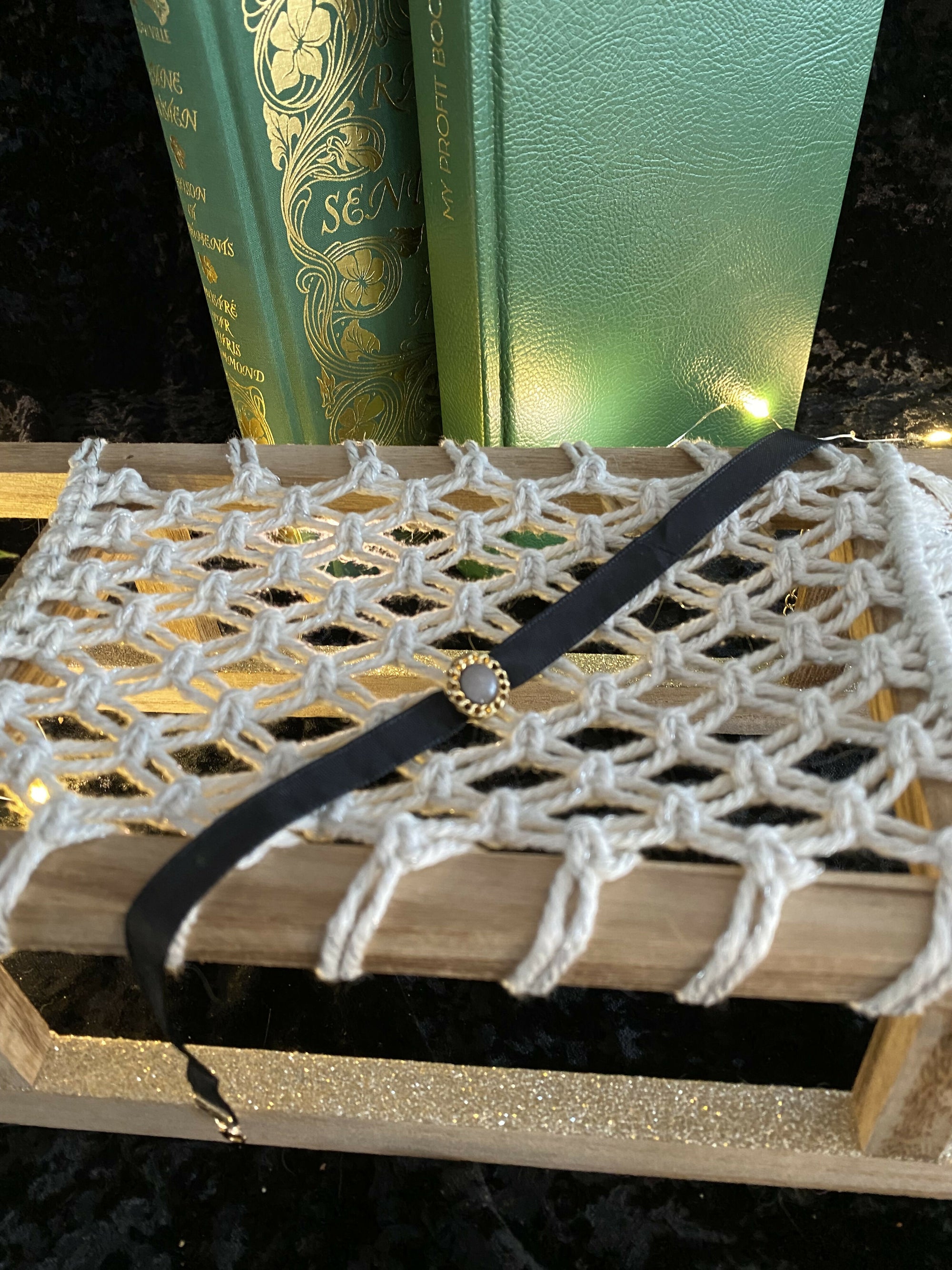 Collier choker/ras-de-cou ruban satin noir - bouton or et gris