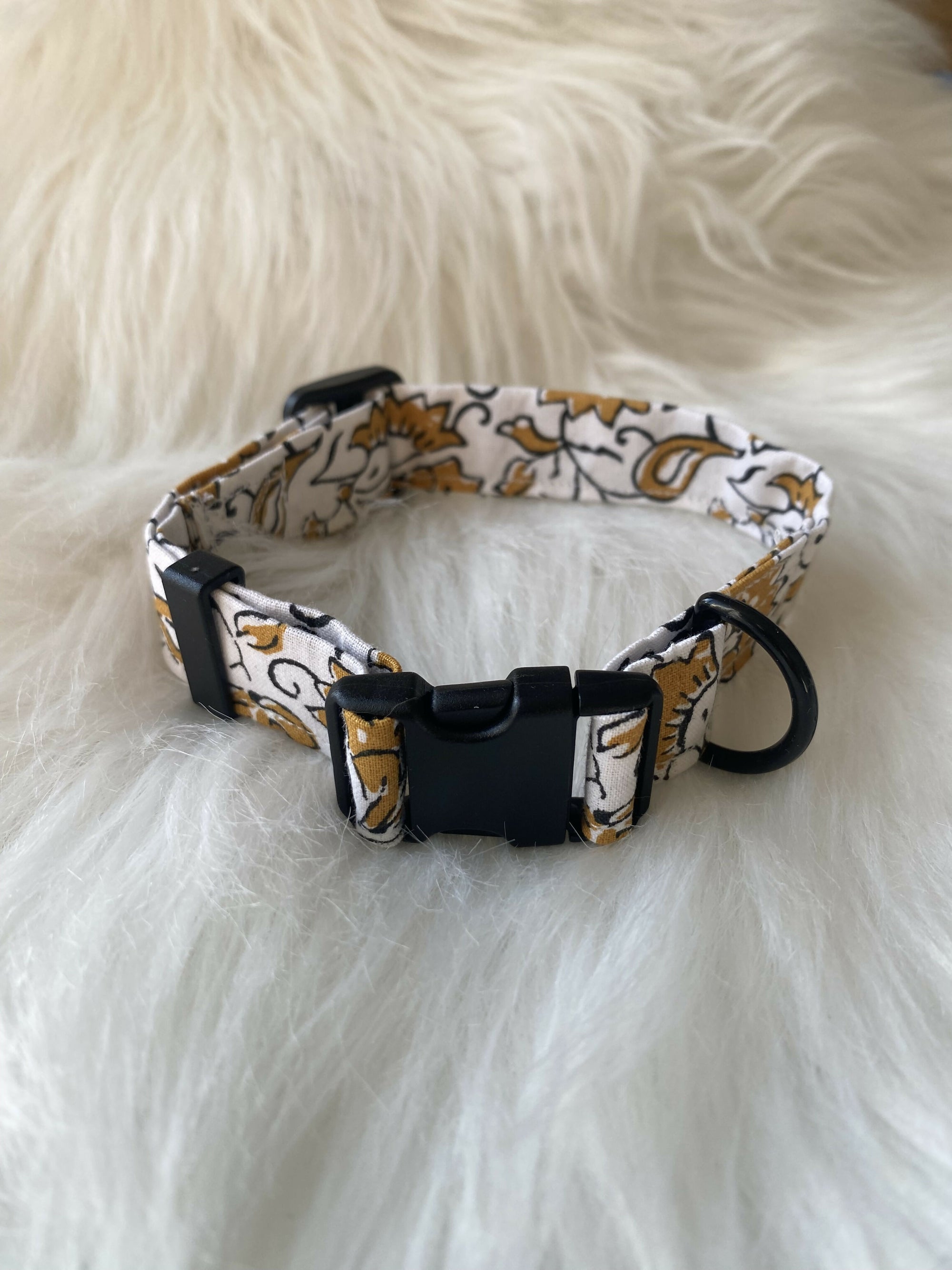 COLLIER BLANC JAUNE FLEURS
